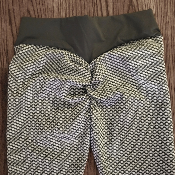 TikTok Size XL Scrunch Butt Leggings - Picture 5 of 8